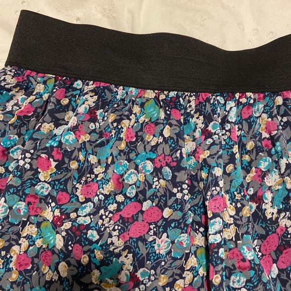 Floral Mini Skirt (Size M) - Picture 2 of 3